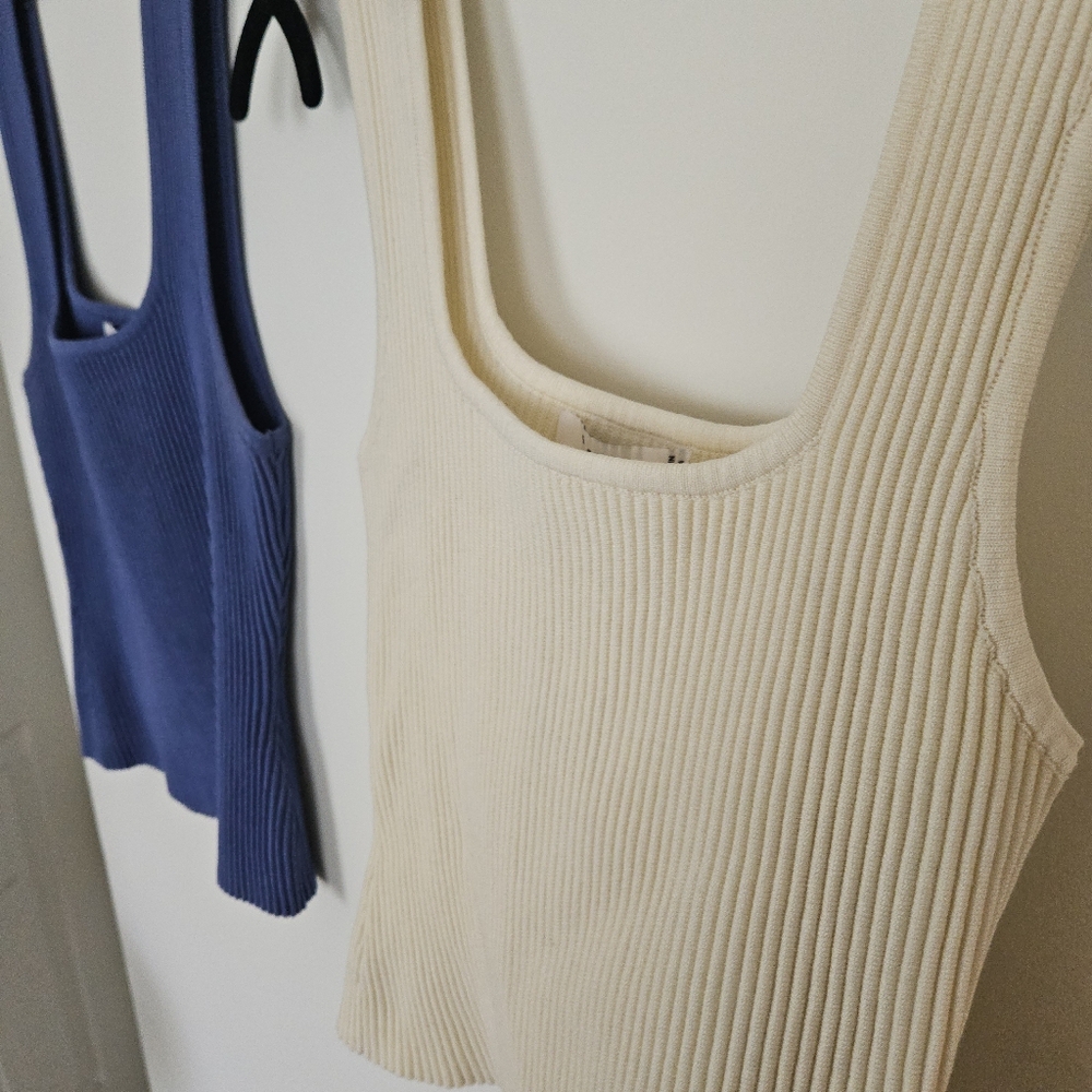 Sculpted Ribbed Tank Top - Picture 3 of 8